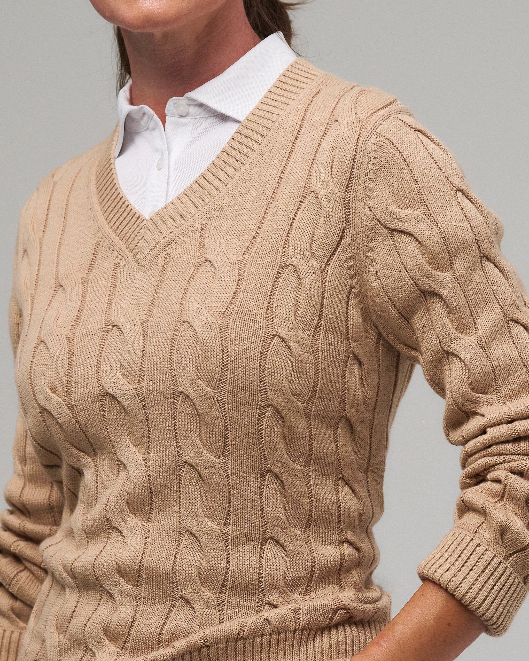 #FR2 GOLF レディース　ニット　ベージュ Elodie V-Neck Cable Sweater | Women's Golf Sweater – Fairway & Greene